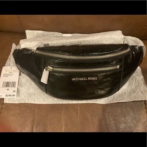Michael Kors Mott black md waist pack leather.